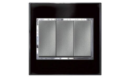 Công tắc được làm bằng nhựa hoặc kim loại